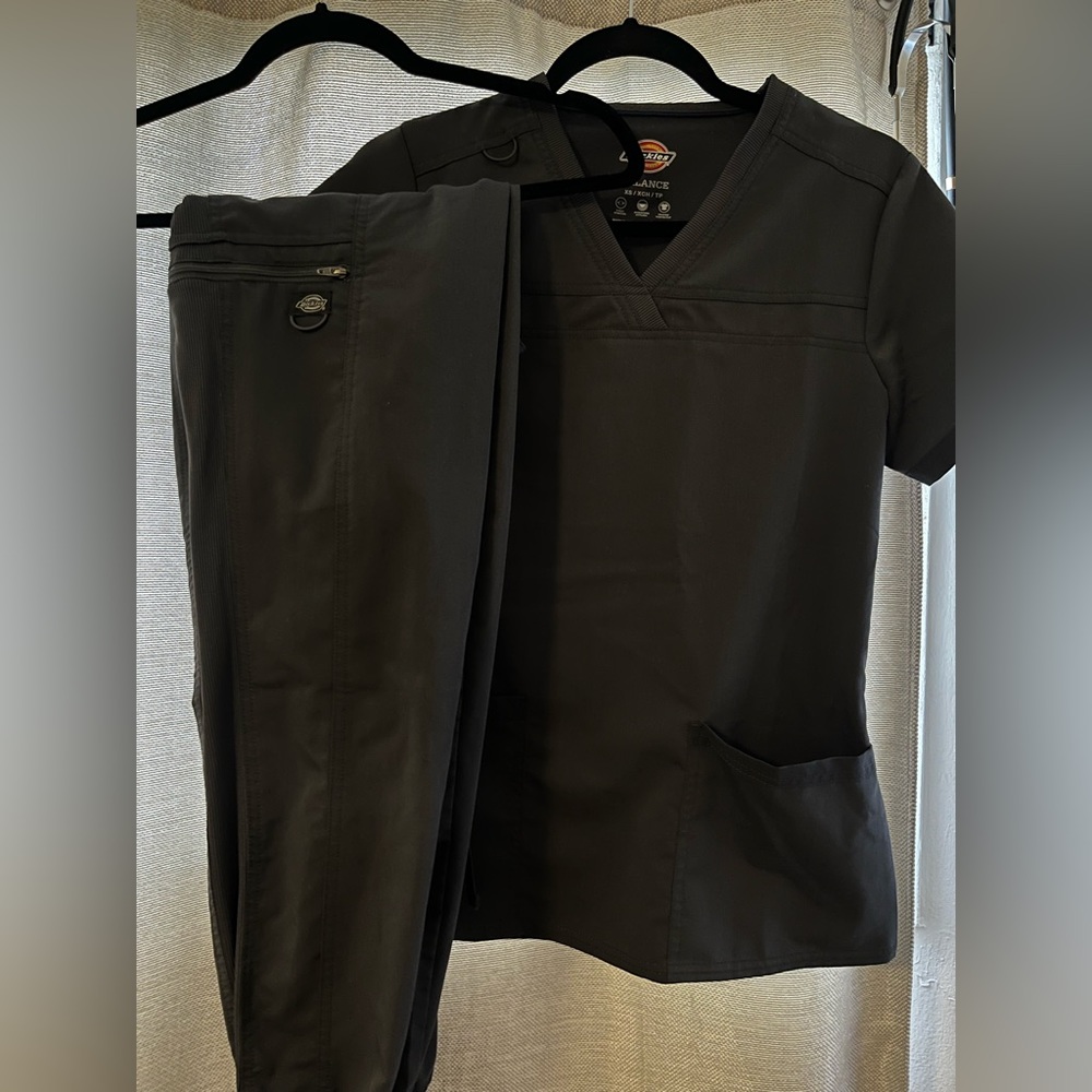 Dickies Scrubs Set, bottom size Small, Top size xSmall (runs big) (worn 3 times)